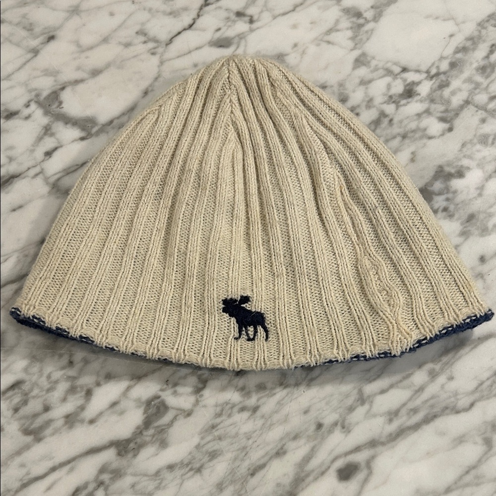 Abercrombie & Fitch Cream Knit Beanie with Embroidered Moose 🫎